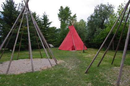 Tipi rouge au montage du camp