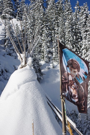 Tipi enneige et drapeau